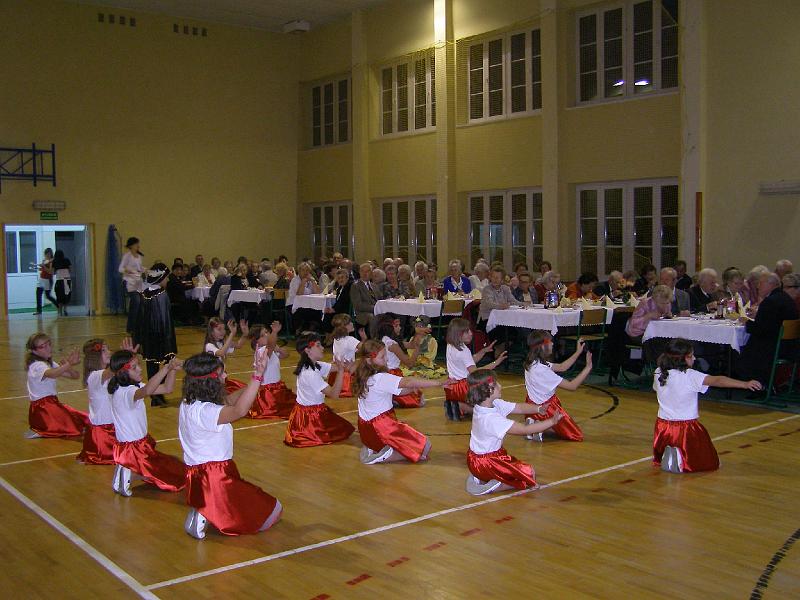 PA180116.JPG - W sali. Występ szkolnego zespołu "Baletki" prowadzonego przez pp. Magdalenę i Andrzeja Aszlarów.