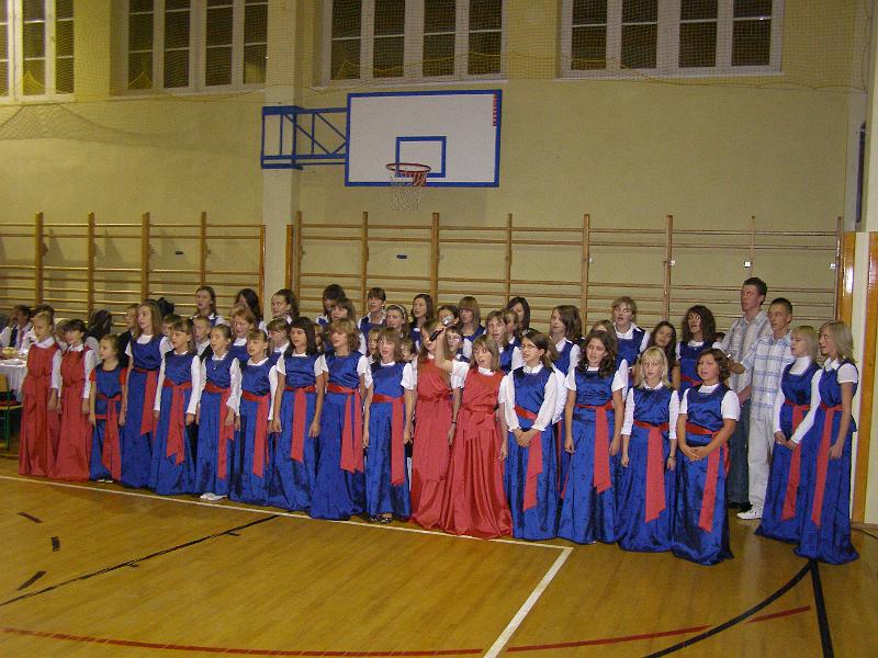 PA180137.JPG - W sali. Koncert szkolnego chóru prowadzonego przez pp. Magdalenę i Andrzeja Aszlarów.