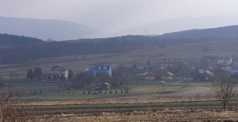 lfolw.jpg - Widok na Folwark. W tle wieże telefonii w Zboiskach