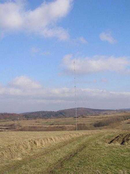 lmeteo.jpg - Wieża meteorologiczna na górze Kamieniec. Miejsce budowy wiatraków prądotwórczych. W tle domy przysiółka Wietrzna - Sosnin