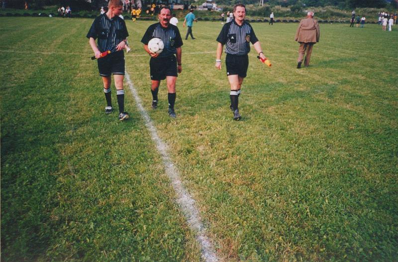 2000-7.jpg - Rok 2000, stadion Zorzy. Trójka sędziowska po awansie Zorzy do klasy A