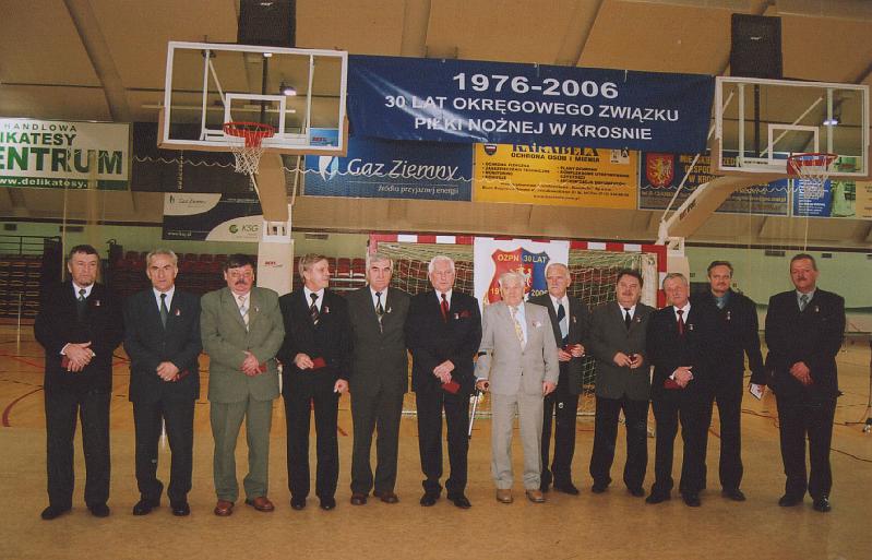 2006-3.jpg - Rok 2006. Uroczystości związane z 30. rocznicą powstania OZPN Krosno. Odznaczeni. Piaty od lewej Lesław Śliwiński