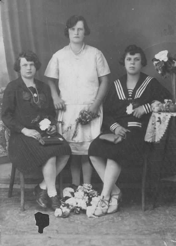 1920-2.jpg - Ok. roku 1920 - siostry Nawrockie. Od lewej: Helena Nawrocka później  Dedowicz, Honorata Nawrocka później Krężałek, Janina Nawrocka później Jaracz.