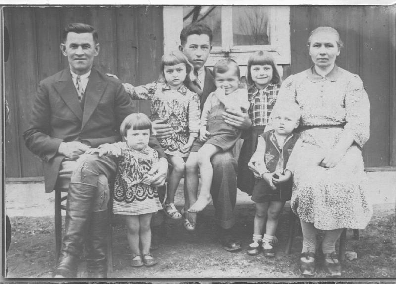 1923-1.jpg - Rodzina Kołaczów.  Michalina, Paulina, Helena, Jan. Rok 1923