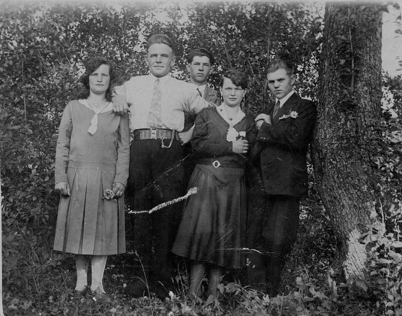 1935-2.jpg - Rok ok. 1935.  Od prawej fotograf  z Kobylan /przydomek Sobusik/,  Helena Nawrocka później Dedowicz, Michał Nawrocki, Soliński i Honorata Nawrocka, później Krężałek
