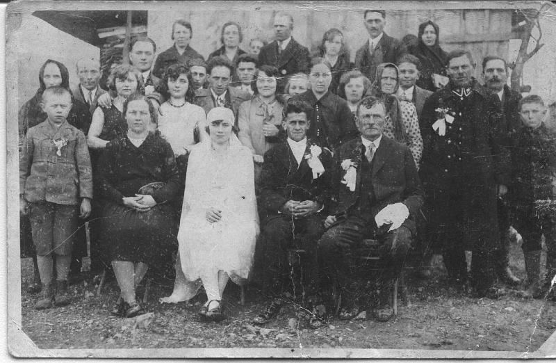 1936-1.jpg - Wiejskie wesele z 1936r.  z rodziny Lągawów i Zborowskich. Z tyłu w środku Władysław Wierdak, z przodu po bokach synowie Zbigniew /po lewej/ i Tadeusz.