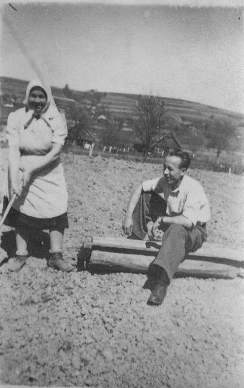 1950-1.jpg - Prace rolnicze i ciesielskie wykonują E.Witek z matką