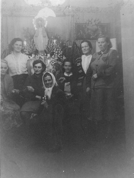 1950-4.jpg - Peregrynacja różańca w rodzinach w latach 50-tych. Od lewej Janina Węgrzyn, Felicja Jastrzębska, Więckowa, Franciszka Krężałek, Anna Wierdak, Honorata Krężałek, Adela Jastrzębska