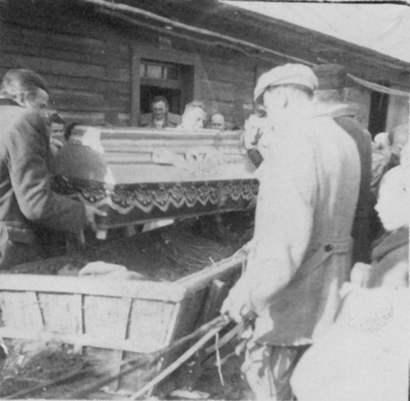 1950-7.jpg - Lata 50-te. Wiejski pogrzeb