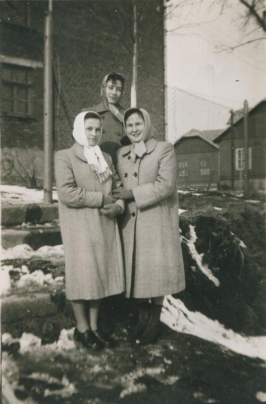 1958-2.jpg - 1958 rok 2 III.  Widok na dom ludowy i szkołę w tle pań: od lewej Władysławy Solińskiej, Józefy Sypień i Mieczysławy Solińskiej