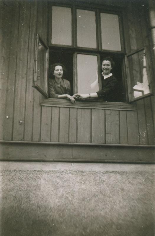 1958-3.jpg - Panienki w oknie domu ludowego. Od lewej Maria Nawrocka /Leśniak/ i Józefa Sypień. 27 IV 1958r.