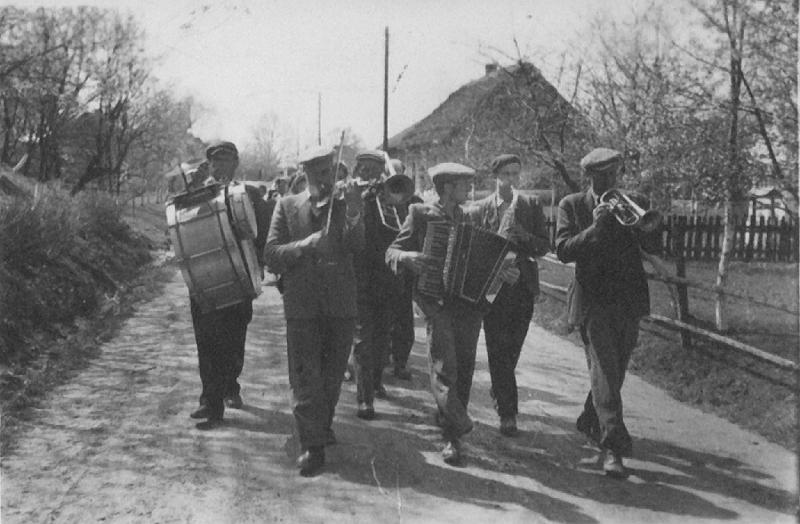 1960-5.jpg - Wiejskie wesele z muzyką w latach 60.