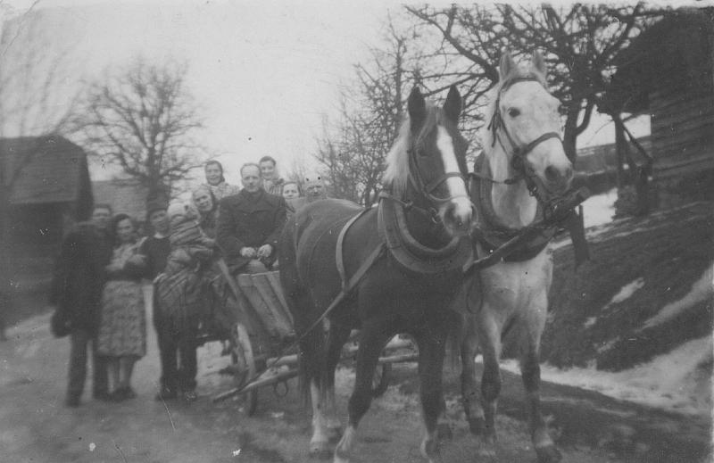 1960-6.jpg - Rodzina Wierdaków i Lągawów w drodze do kościoła w latach 60.