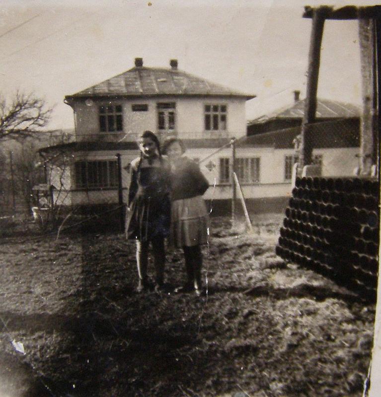 1960-8.JPG - Ok. roku 1960. Panny ze szkoły na tle domu Pawła Nawrockiego