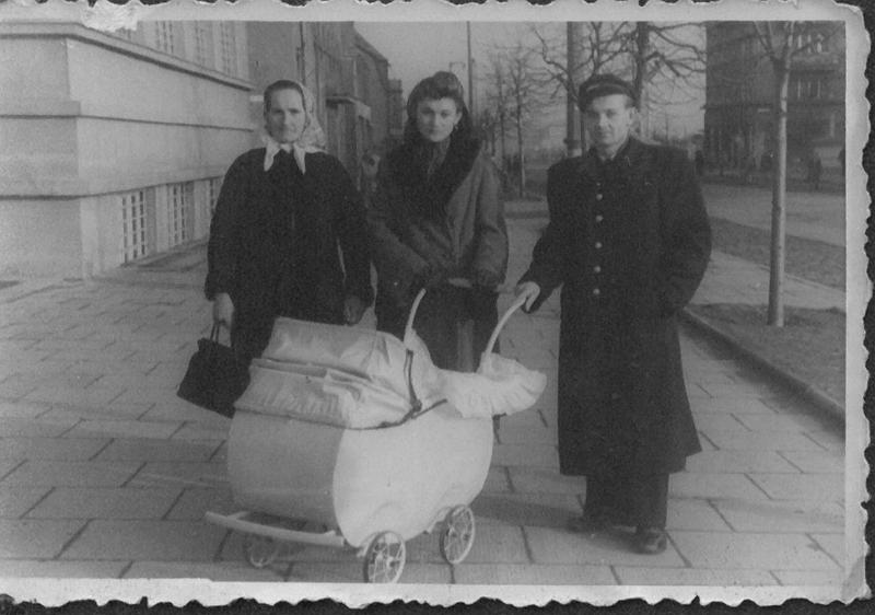 1961-1.jpg - Rodzina Zajchowskich z dzieckiem w wózku w roku 1961