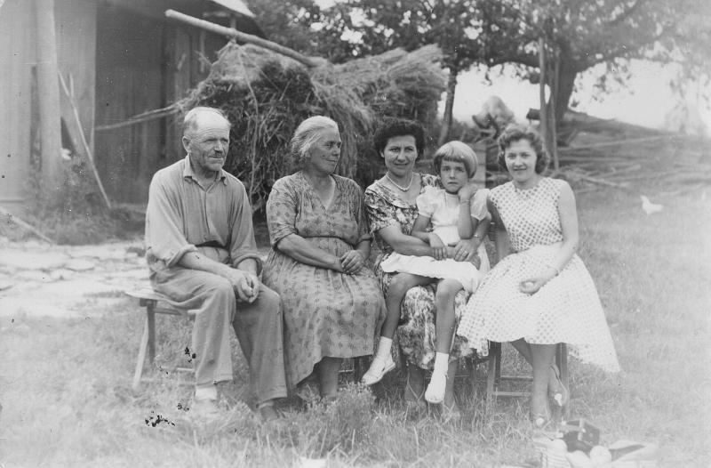 1965-1.jpg - Rok 1965. Zwózka zboża - odpoczynek. Nz. od lewej: Władysław  Wierdak,  Katarzyna Wierdak zd. Zborowska, Michalina Kołacz /po mężu Stanisławie Krężałek/, Alina Krężałek, Janina Krężałek