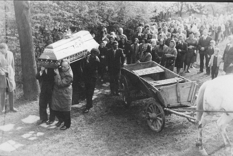 1968-1.jpg - Wiejski pogrzeb na cmentarzu pol-kat. w roku 1968