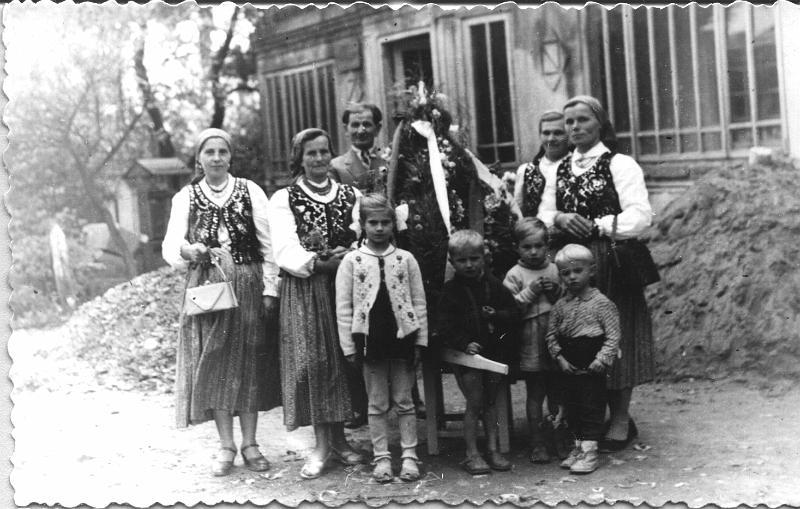 1950-10.jpg - Wieniec na Święto MB Zielnej w latach 50-tych robiony u pp.Nawrockich. Nz. od lewej: Stanisława Dziadosz, Honorata Krężałek, Paweł Nawrocki, Antonina Nawrocka, Helena Białogłowicz