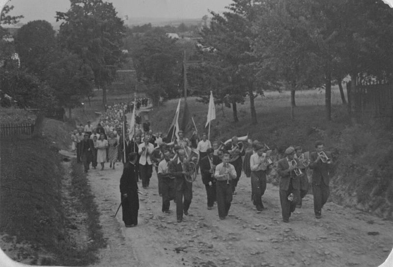 1950-6.jpg - 2 lipca 1950. Otwarcie Punktu PCK w Łękach Dukielskich. Nz. uroczysty pochód mieszkańców z orkiestrą do Punktu pod "Zielonkową Górką"