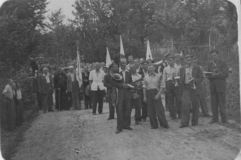 1950-7.jpg - 2 lipca1950. Otwarcie punktu PCK - Pogotowia Ratunkowego w Łękach Dukielskich. Orkiestra i mieszkańcy na drodze przed domem pp. Jastrzębskich