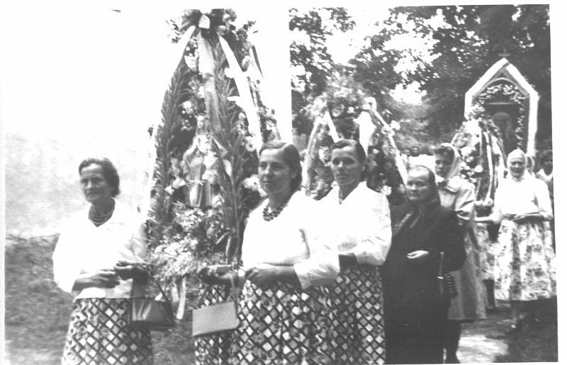 1950-8.jpg - Procesja na Święto MB Zielnej w Kobylanach w latach 50-tych. Nz. od lewej: Honorata Krężałek, Stanisława Dziadosz, Helena Białogłowicz