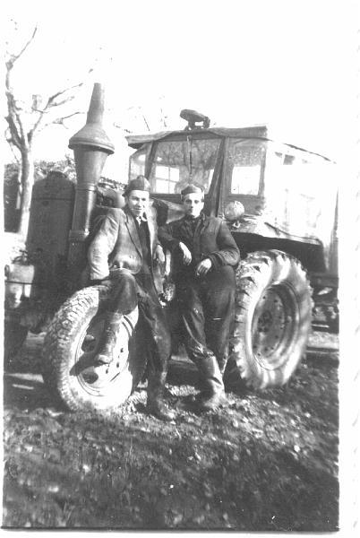 1957-1.jpg - Pierwszy traktor w Kółku Rolniczym w roku 1957. Nz. od lewej Władysław /Stanisław / Węgrzyn i Edmund Sypień