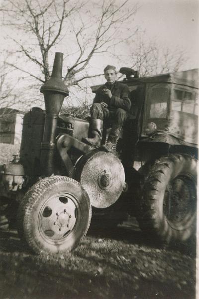 1957-2.jpg - Edmund Sypień na traktorze "buldogu". Rok 1957