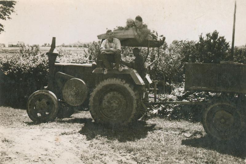 1957-4.jpg - Pierwszy traktor w Kółku Rolniczym w roku 1957. Na zdjęciu "brygada" z poprzedniej fotografii bez J.Czai.