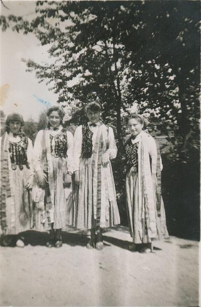 1958-2.jpg - 23 V 1958. Delegacja z Łęk Dukielskich na święcie ludowym w Boguchwale. Od lewej: Wł. Gac, J. Sypień, J. Habrat, Wł. Solińska