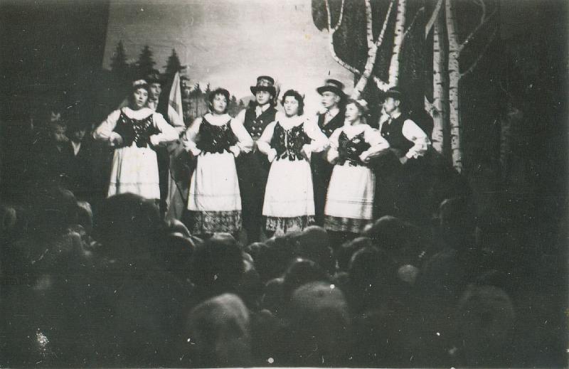 1960-3.jpg - 11 VIII 1960. Zespół pieśni i tańca Łęczanie podczas występu na dożynkach w sali Domu Ludowego.