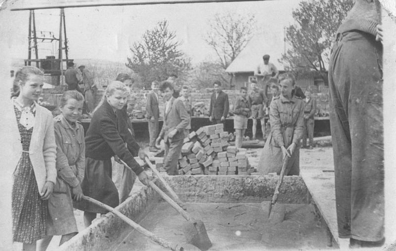 1960-6.jpg - Młodzież i dzieci przy budowie szkoły w 1960r.