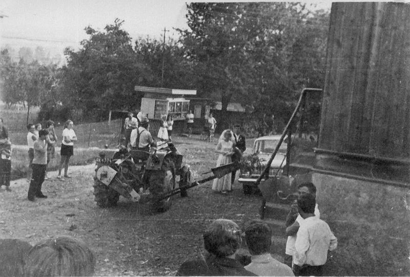 1970-5.jpg - Rok 1970. Brama weselna przed domem ludowym. W głębi kiosk Ruchu, a za nim budka do sprzedaży lodów