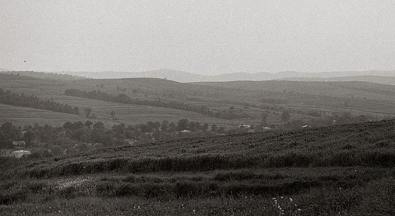 1972-4.jpg - Ok. roku 1972. Widok fragmentu wsi z góry Kamieniec