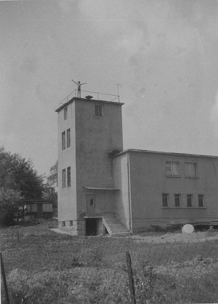 1975-1.jpg - Remiza OSP ok. roku 1975. W głębi kiosk "Ruchu"